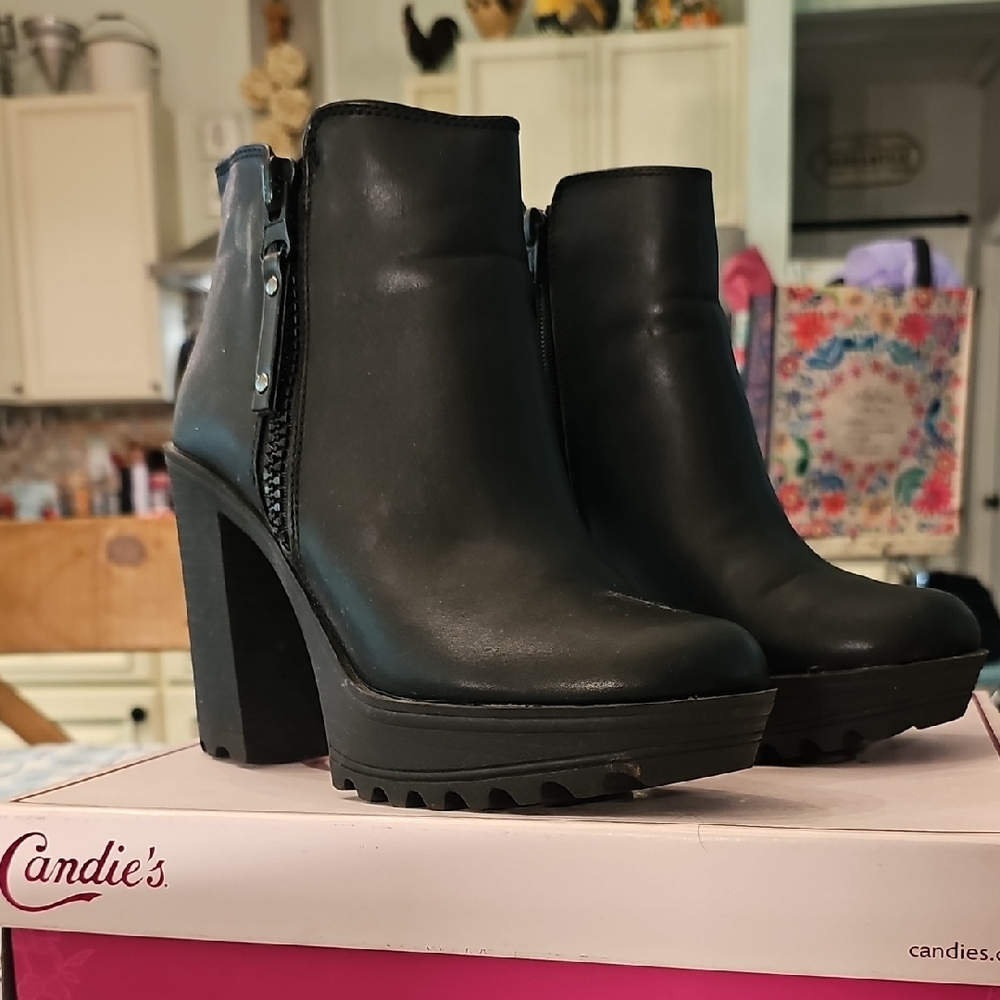 Candie's Black Heeled Boots Sleek and Stylish
